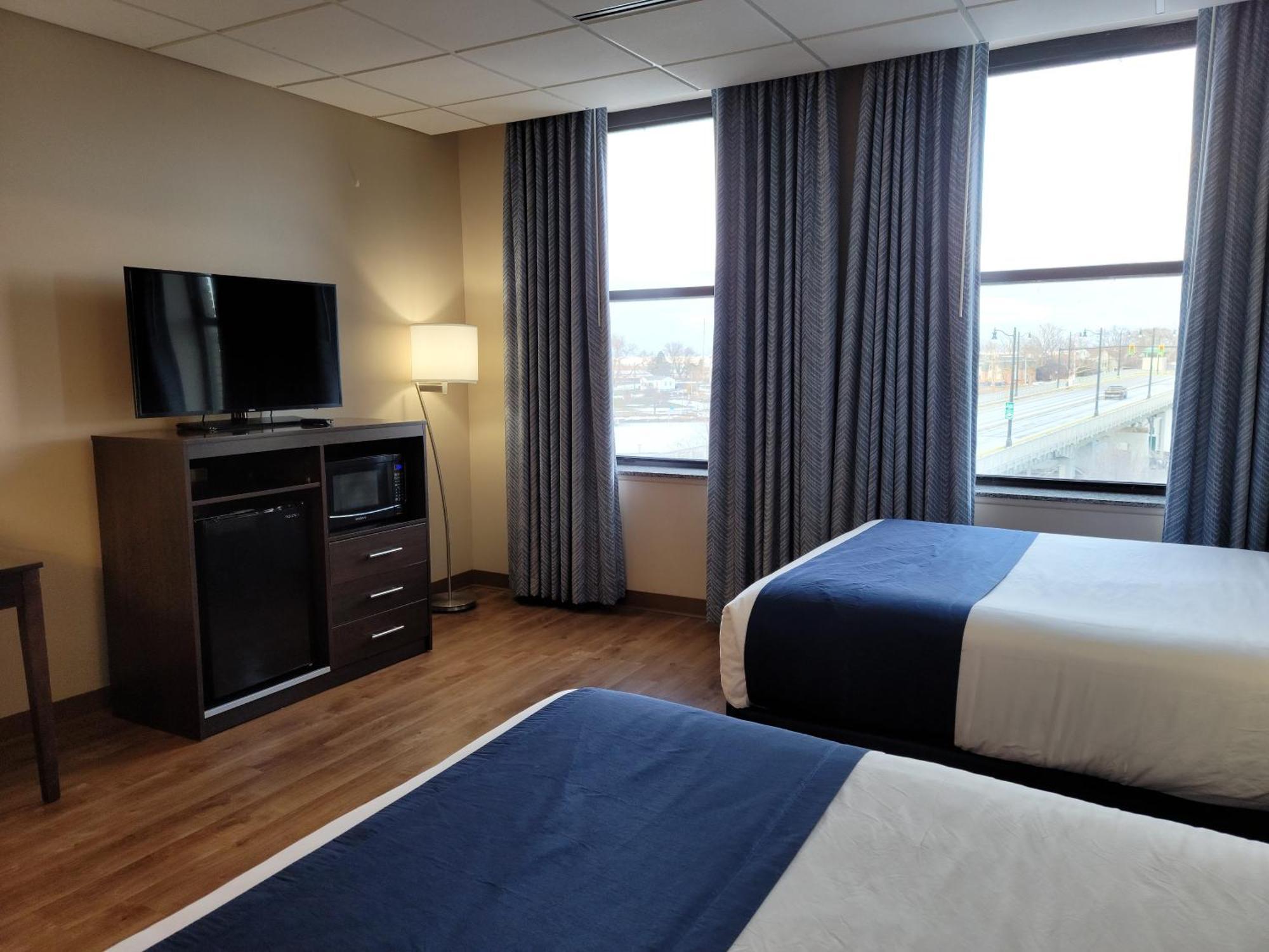 Ariel Broadway Hotel Lorain Exterior photo